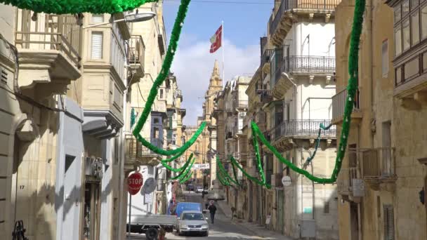 Valletta - malta, april 2018: blick auf malta stadtarchitektur und verkehr. — Stockvideo