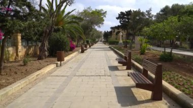 Valletta - Malta, Nisan, 2018: Valletta, Malta yönünü parkta yürüyüş.