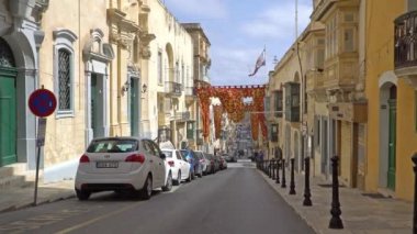 Valletta - Malta, Nisan, 2018: Turist yürüyüş boyunca Valletta, Malta ortaçağ sokaklarında.