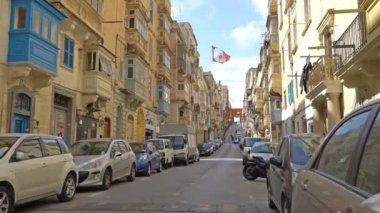 Valletta - Malta, Nisan, 2018: Turist yürüyüş boyunca Valletta, Malta ortaçağ sokaklarında.