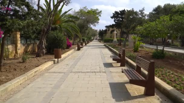 Valletta - Malta, April, 2018: Wandelen in het park in de richting van Valletta, Malta. — Stockvideo