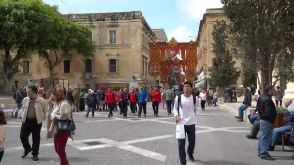 Βαλέτα - Μάλτα, Απριλίου 2018: Τουρίστες περπατώντας από τα μεσαιωνικά δρομάκια της Βαλέτας, Μάλτα. — Αρχείο Βίντεο