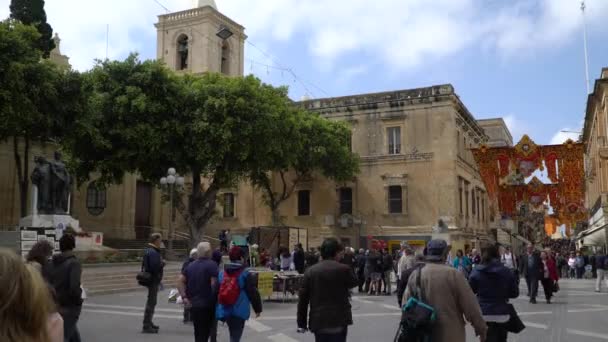 Valletta - Malta, duben, 2018: Turistů chůzi podél středověkých uliček Valletta, Malta. — Stock video