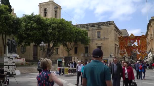 VALLETTA - MALTA, abril de 2018: Turistas caminando por las calles medievales de La Valeta, Malta . — Vídeos de Stock