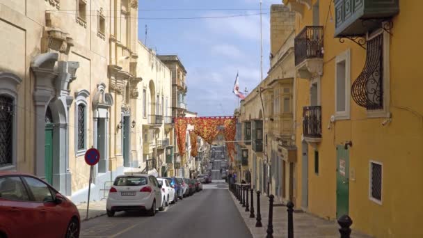 Valletta - Malta, April 2018: Turister promenader längs de medeltida gatorna i Valletta, Malta. — Stockvideo