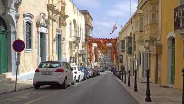 Valletta - Malta, kwietnia, 2018: Turystów spaceru ulicami średniowiecznego miasta Valletta, Malta. — Wideo stockowe