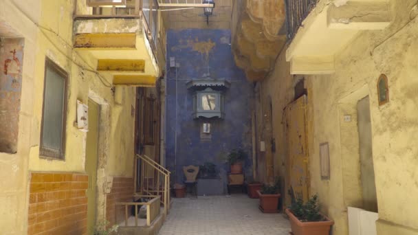 Spacerując ulicami średniowiecznego miasta Valletta, Malta. — Wideo stockowe