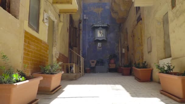 Vandring längs de medeltida gatorna i Valletta, Malta. — Stockvideo