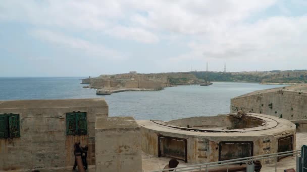 Blick auf das Mittelmeer, die Festung Ricasoli und die Insel Malta von der Küste der Valletta. — Stockvideo