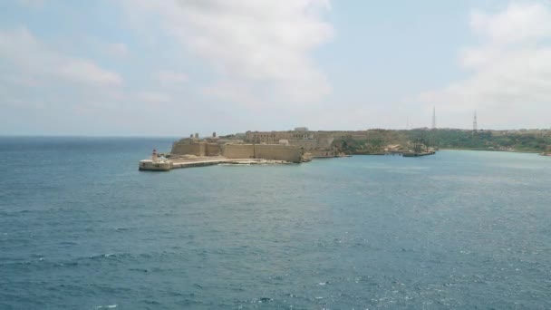 Вид на Средиземное море, Форт-Рикасоли и остров Мальта от побережья Валлетты . — стоковое видео