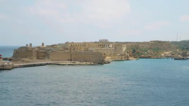 Vista del mar Mediterráneo, Fort Ricasoli y la isla de Malta desde la costa de La Valeta . — Vídeos de Stock