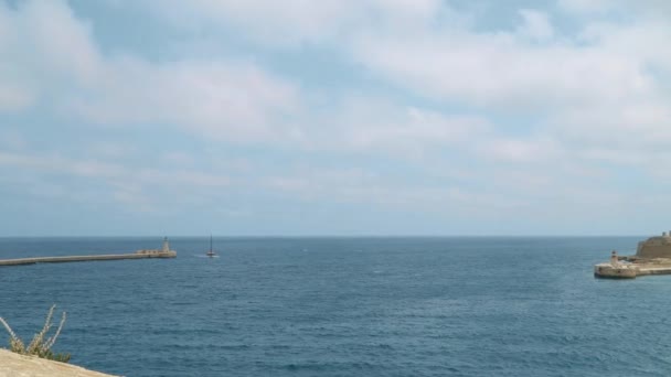 Vista del mar Mediterráneo, Fort Ricasoli y la isla de Malta desde la costa de La Valeta . — Vídeo de stock