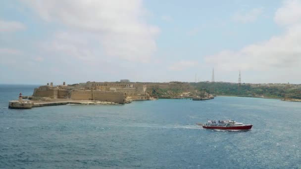 Valletta - Malta, duben, 2018: Pohled na Středozemní moře, Fort Ricasoli a ostrov Malta od pobřeží Valletty. — Stock video