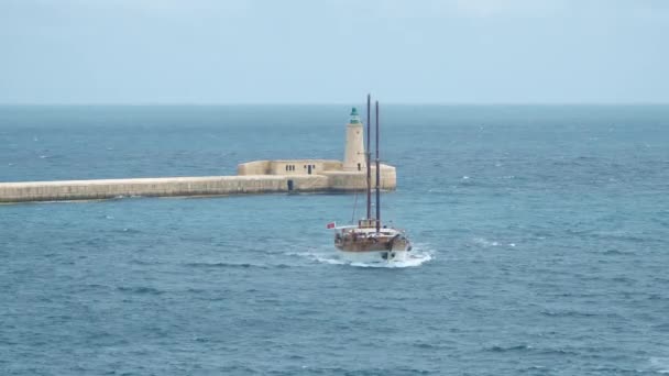 ВАЛЛЕТТА - МАЛЬТА, апрель 2018 года: Вид на Средиземное море, Форт Риказоли и остров Мальта с побережья Вальекано . — стоковое видео