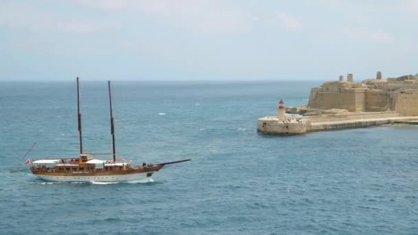 Valletta - Malta, duben, 2018: Pohled na Středozemní moře, Fort Ricasoli a ostrov Malta od pobřeží Valletty. — Stock video