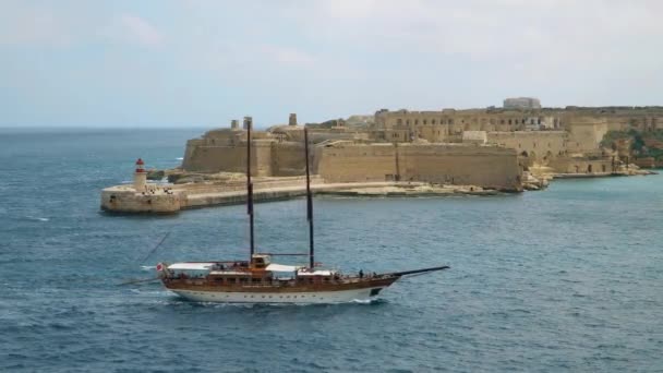 VALLETTA - MALTE, avril 2018 : Vue sur la mer Méditerranée, Fort Ricasoli et l'île de Malte depuis la côte de La Valette . — Video