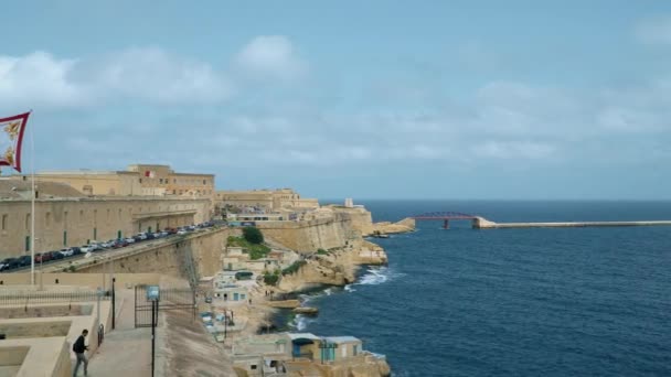 Valletta - Malta, duben, 2018: Pohled na Středozemní moře, Fort Ricasoli a ostrov Malta od pobřeží Valletty. — Stock video