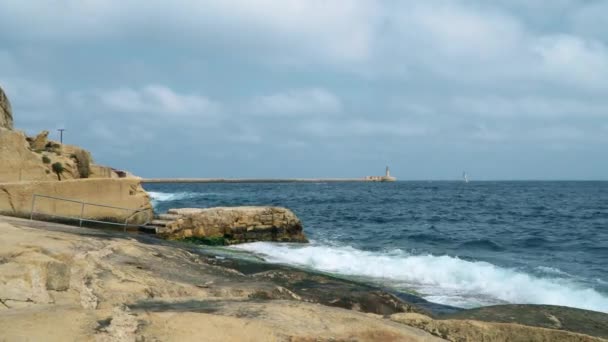 Uitzicht op de Middellandse Zee, Fort Ricasoli en het eiland Malta vanaf de kust van Valletta. — Stockvideo