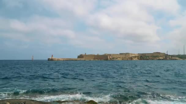 Pohled na Středozemní moře, Fort Ricasoli a ostrov Malta od pobřeží Valletty. — Stock video