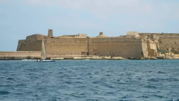 Θέα στη Μεσόγειο θάλασσα, το φρούριο Ricasoli και το νησί της Μάλτας από την ακτή της Βαλέτας. — Αρχείο Βίντεο