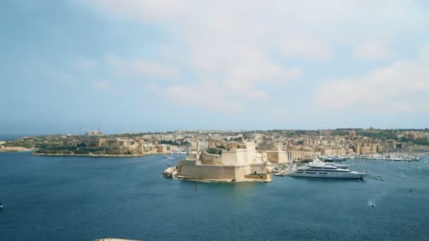 Timelapse uitzicht op de Middellandse Zee, Fort Saint Angelo en het eiland Malta vanaf de kust van Valletta. — Stockvideo