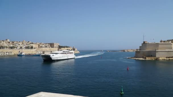 Zeitraffer-Ansicht des Mittelmeeres, der Valletta und der Insel Malta vom Fort Saint Angelo.. Zeitraffer des Bootssegels. — Stockvideo