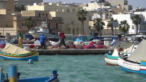 Marsachlokk - Malta, kwietnia, 2018: Kolorowe maltańskie łodzie w porcie na Malcie w fishing village Marsachlokk. — Wideo stockowe