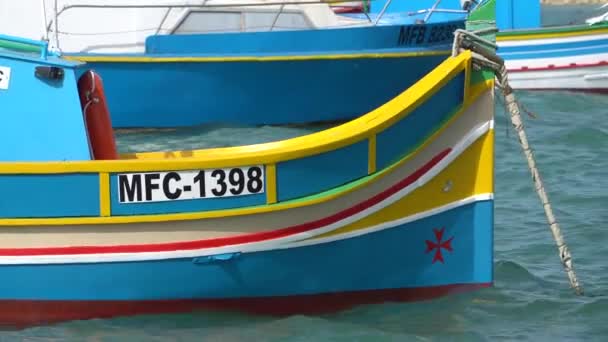 Marsachlokk - Malta, April, 2018: Kleurrijke Maltese boten in de haven van Malta in de visserij dorp van Marsachlokk. — Stockvideo