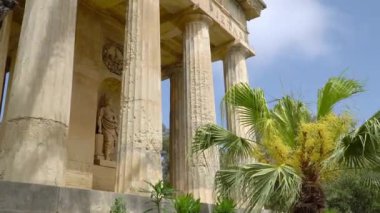Valletta, alt Barrakka bahçeleri, Malta ortaçağ sokaklarında yürüyüş.