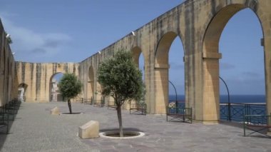 Valletta - Malta, Nisan, 2018: Valletta, üst Barrakka bahçeleri, Malta ortaçağ sokaklarında yürüyüş.