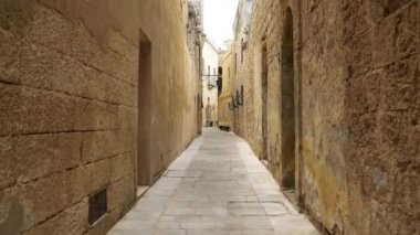 Eski Mdina, Malta ortaçağ sokaklarında yürüyüş.