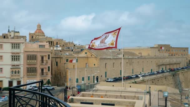 Valletta - Malta, April, 2018: Toeristen lopen langs de middeleeuwse straten van Valletta, Malta. — Stockvideo