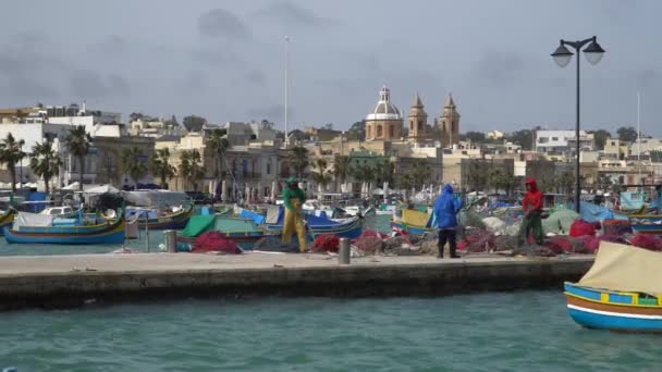 Marsachlokk - MALTA, abril de 2018: Coloridos barcos malteses en el puerto de Malta en el pueblo pesquero de Marsachlokk . — Vídeos de Stock