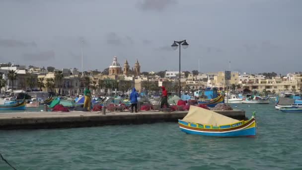 Marsachlokk - MALTA, abril de 2018: Coloridos barcos malteses en el puerto de Malta en el pueblo pesquero de Marsachlokk . — Vídeos de Stock