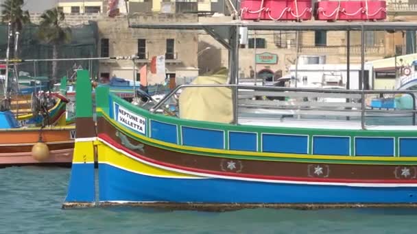 Marsachlokk - MALTA, abril de 2018: Coloridos barcos malteses en el puerto de Malta en el pueblo pesquero de Marsachlokk . — Vídeo de stock