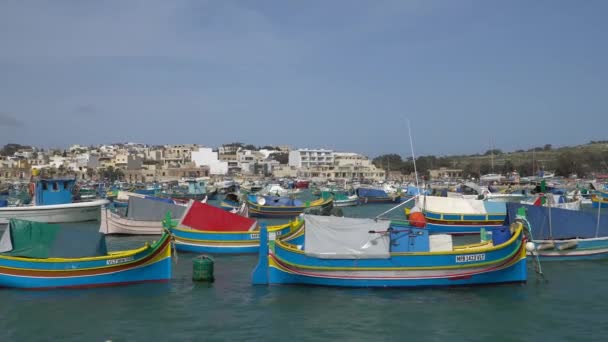 Marsachlokk - MALTA, abril de 2018: Barcos coloridos malteses no porto de Malta, na vila piscatória de Marsachlokk . — Vídeo de Stock