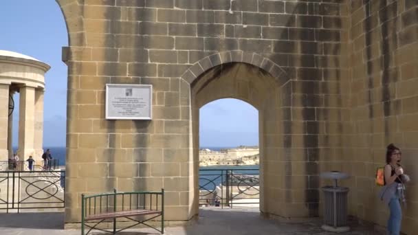 Valletta - Malta, April, 2018: Wandelen langs de middeleeuwse straten van Valletta, Upper Barraca tuinen, Malta. — Stockvideo