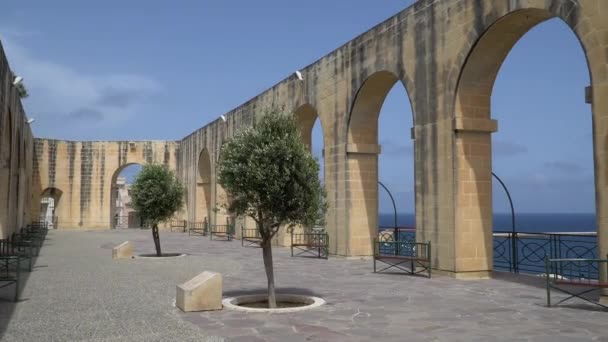 Valletta - Malta, duben, 2018: Chůze podél středověké ulice Valletty, Upper Barrakka Gardens, Malta. — Stock video