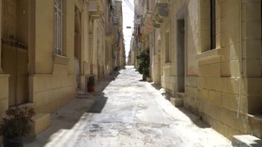 Valletta, Malta ortaçağ sokaklarında yürüyüş.
