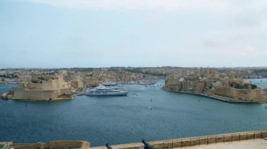 Valletta - Malta, Nisan, 2018: Akdeniz, Saint Angelo ve Adası Malta Valletta kıyısında üzerinden görünümünü.