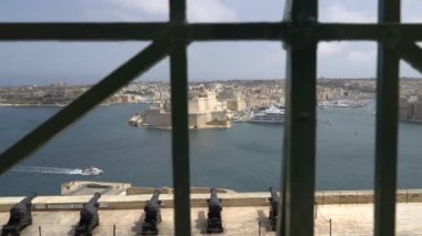 Valletta - Malta, Nisan, 2018: Akdeniz, Saint Angelo ve Adası Malta Valletta kıyısında üzerinden görünümünü.