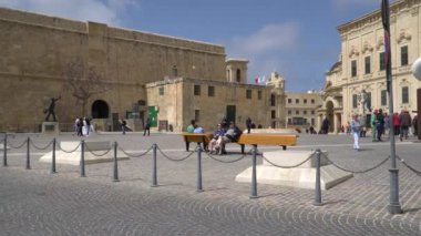 Valletta - Malta, Nisan, 2018: Turist yürüyüş boyunca Valletta, Malta ortaçağ sokaklarında.