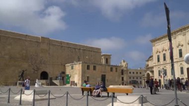 Valletta - Malta, Nisan, 2018: Turist yürüyüş boyunca Valletta, Malta ortaçağ sokaklarında.
