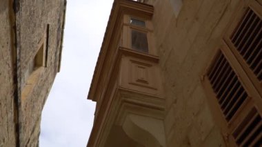 Eski Mdina, Malta ortaçağ sokaklarında yürüyüş.