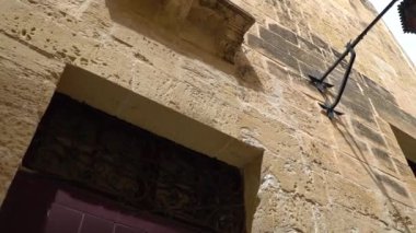 Eski Mdina, Malta ortaçağ sokaklarında yürüyüş.
