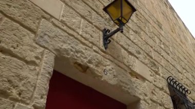 Eski Mdina, Malta ortaçağ sokaklarında yürüyüş.