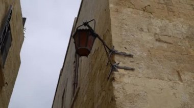 Eski Mdina, Malta ortaçağ sokaklarında yürüyüş.
