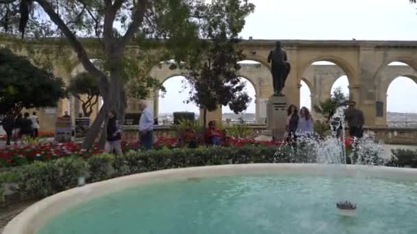 Valletta - malta, april 2018: spaziergang durch die mittelalterlichen strassen von valletta, upper barrakka garden, malta. — Stockvideo