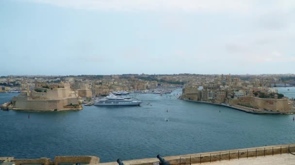 Valletta - Malta, duben, 2018: Pohled na Středozemní moře, Saint Angelo a ostrov Malta od pobřeží Valletty. — Stock video