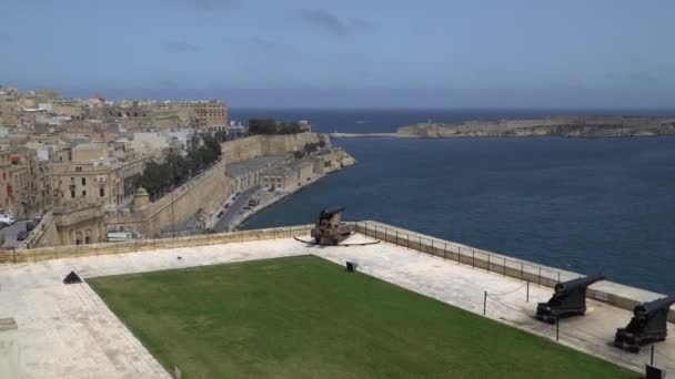 Valletta - Malta, duben, 2018: Pohled na Středozemní moře, Saint Angelo a ostrov Malta od pobřeží Valletty. — Stock video